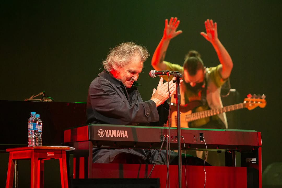 Arrigo Barnabé at the piano with Lugue playing bass behind him.